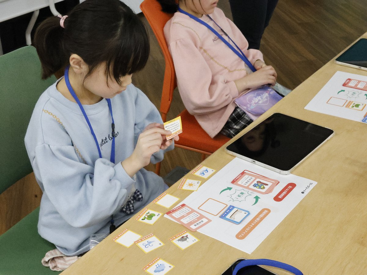3種類のカードを組み合わせてアイデアを考える子どもたち