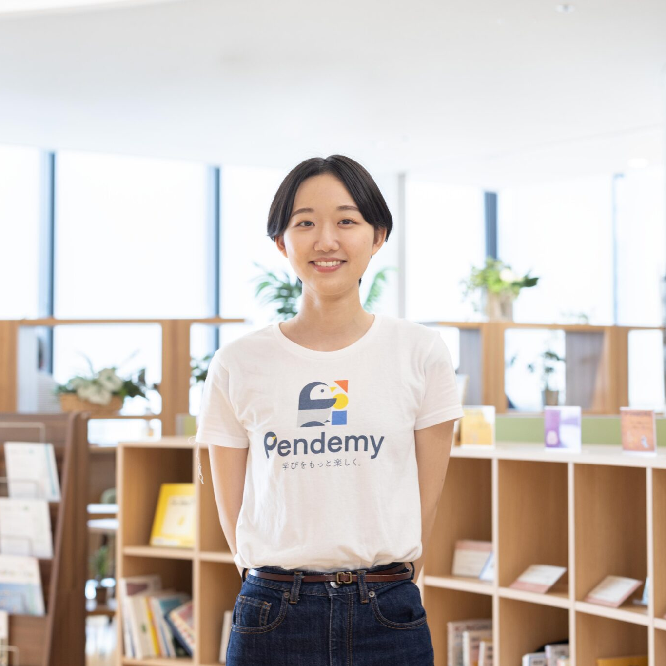 Pendemy講師の西野はる菜が教室内で笑顔を見せる様子。STEAM教育を通じて創造力を育む指導を実践中