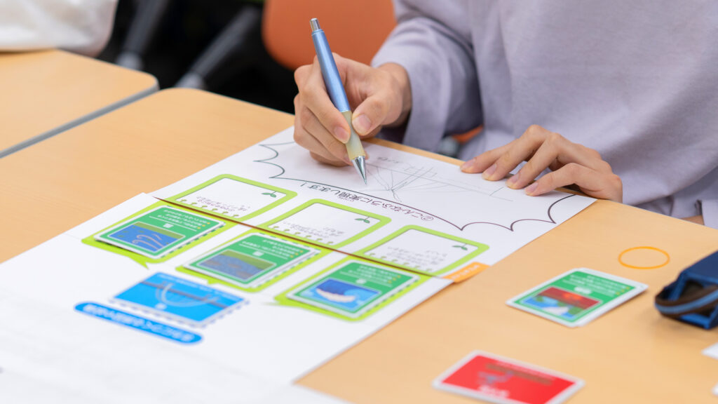 サステナブルなまちづくりをテーマに、カードを使ってアイデア発想するワークショップの様子（サスネタ！）