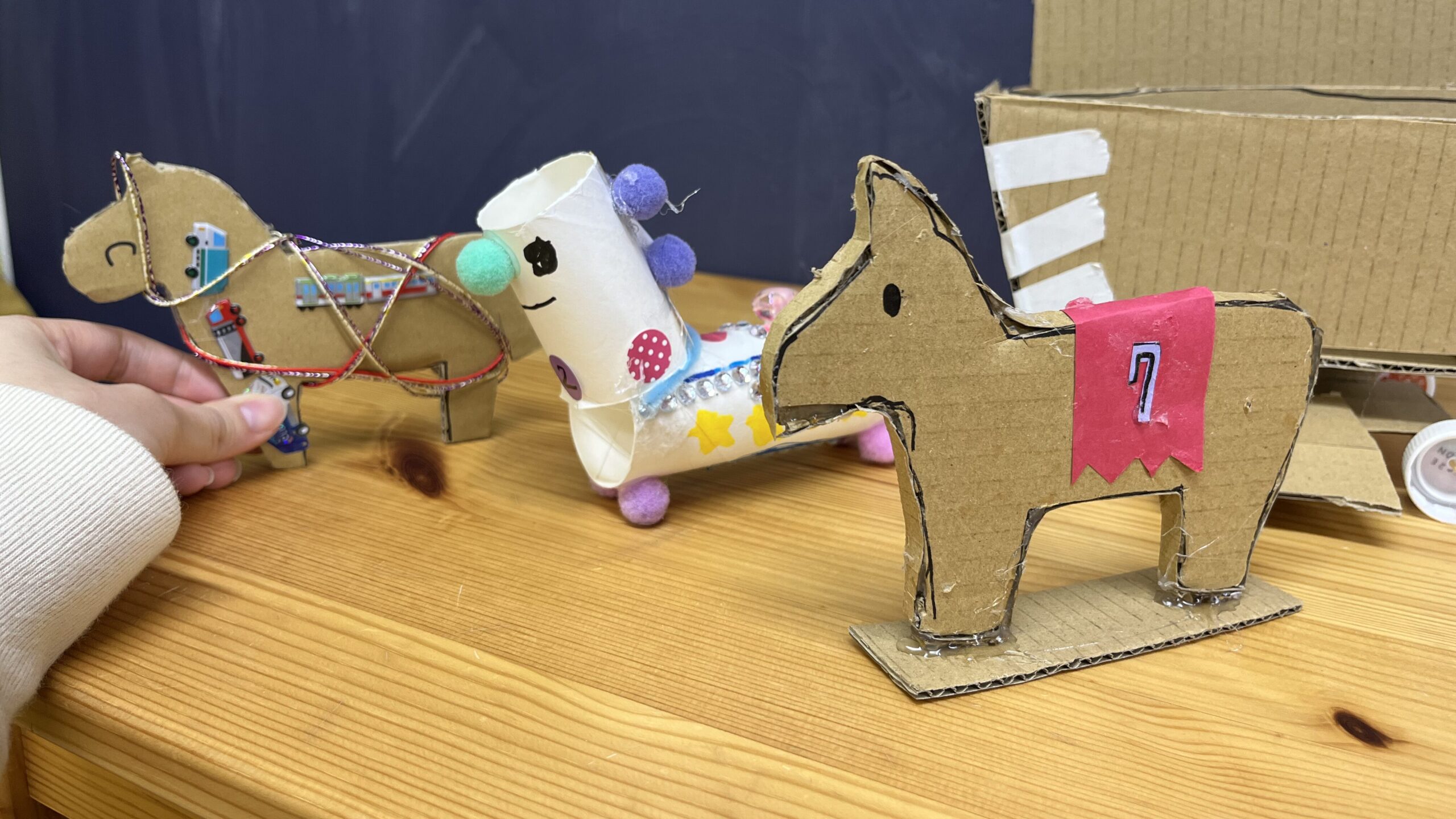 小学生たちが工作で作った馬
