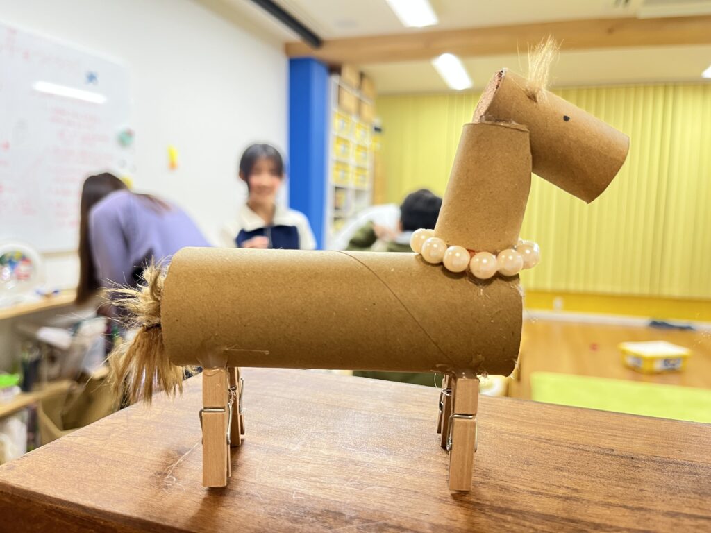 小学生の女の子がトイレットペーパーの芯で作った馬。首輪が特徴的