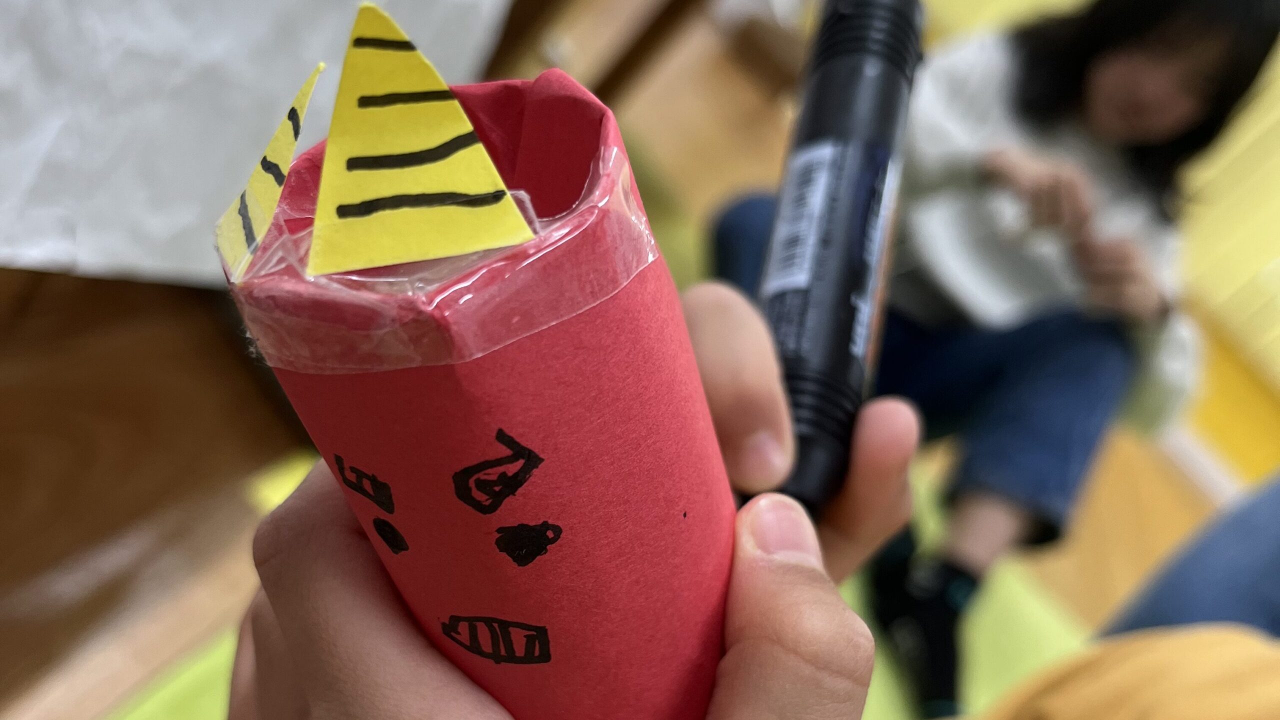 節分工作で作ったツノつき鬼スティックのアップ｜ツノの縞模様と表情の描き込み（府中のSTEAM工作教室Pendemy）