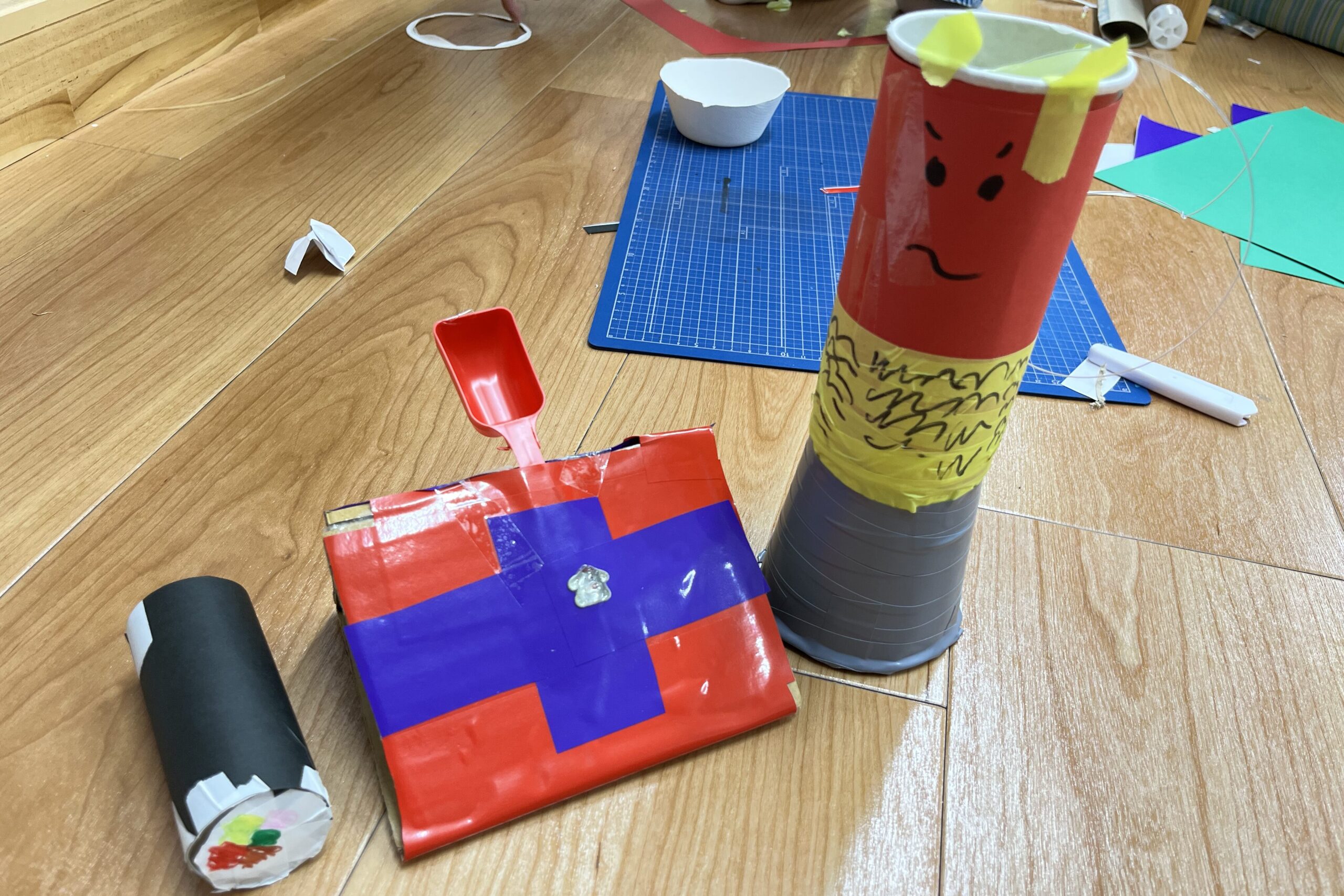 お菓子の箱で作られた鬼、段ボールとスプーンで作られた節分の豆を飛ばす装置、巻き寿司風クラフト（府中のSTEAM工作教室Pendemy）