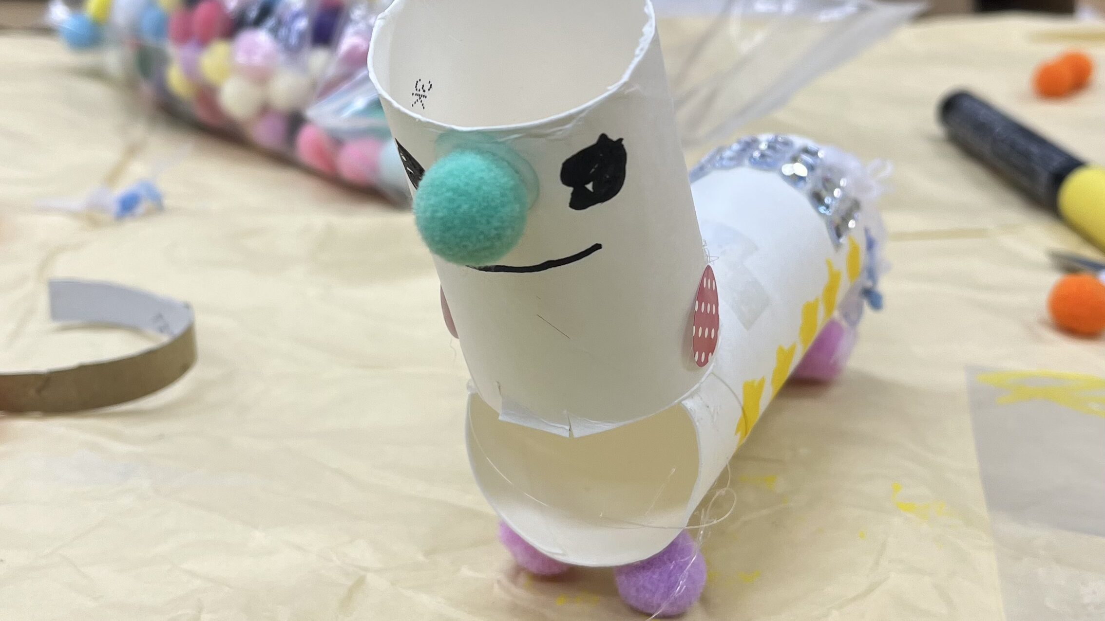 小学一年生がトイレットペーパーの芯で作った馬。キラキラのシールや星などで装飾されている。