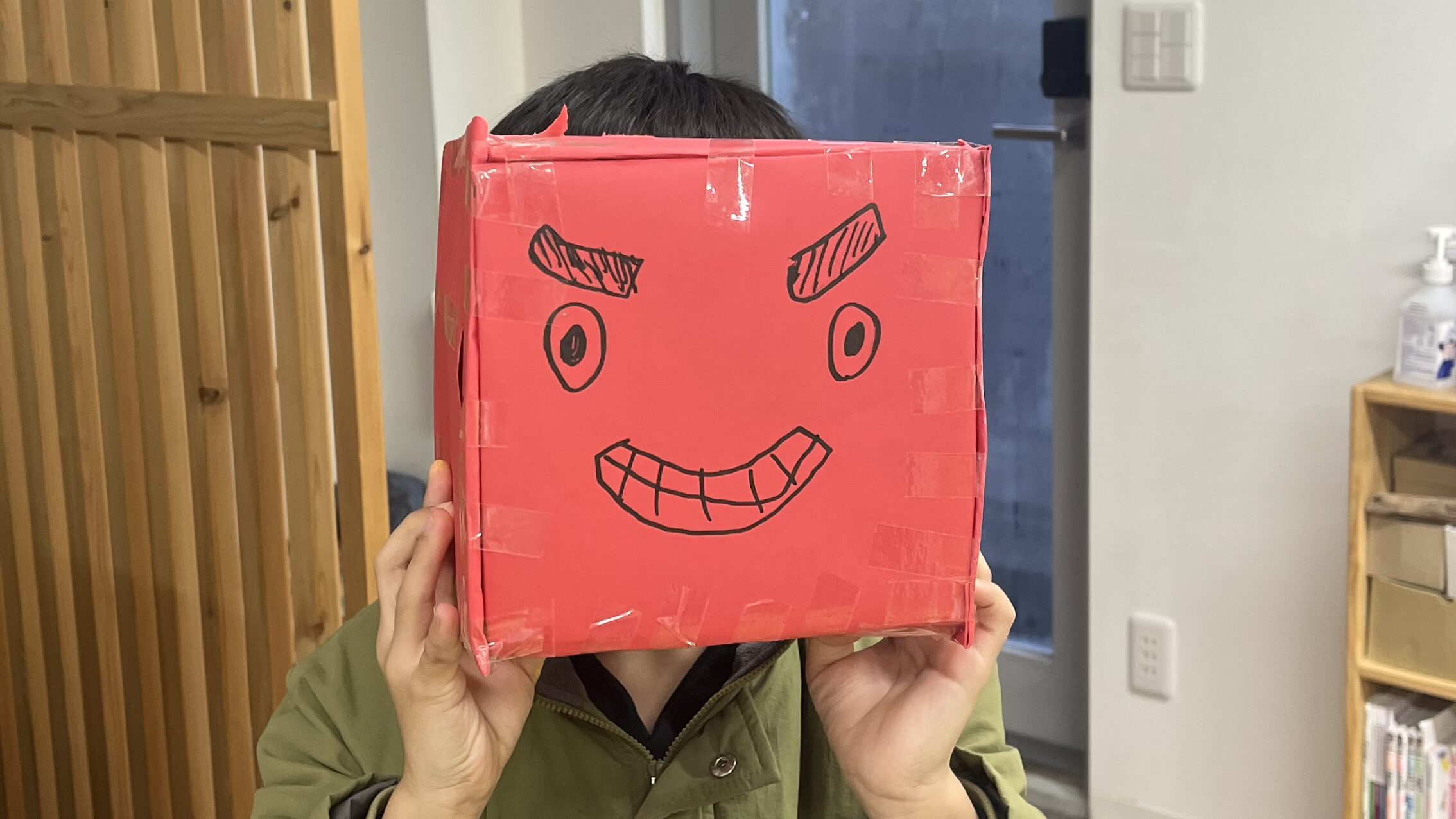 小学生が手作りした鬼のフェイスボックスを掲げる様子｜節分工作（府中のSTEAM工作教室Pendemy）