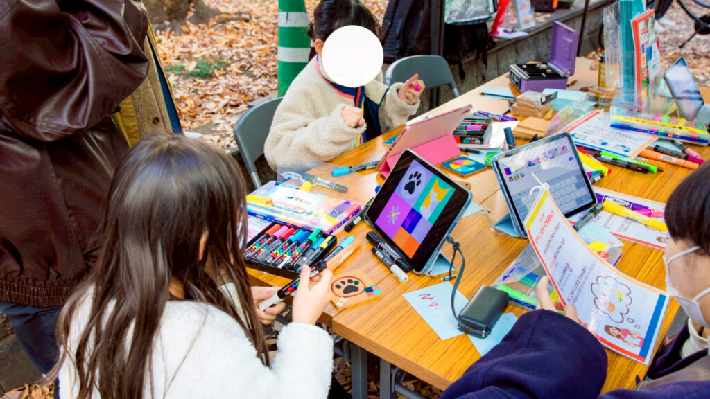 AIと協力してコースターを作るワークショップの様子（小学生のSTEAM体験）