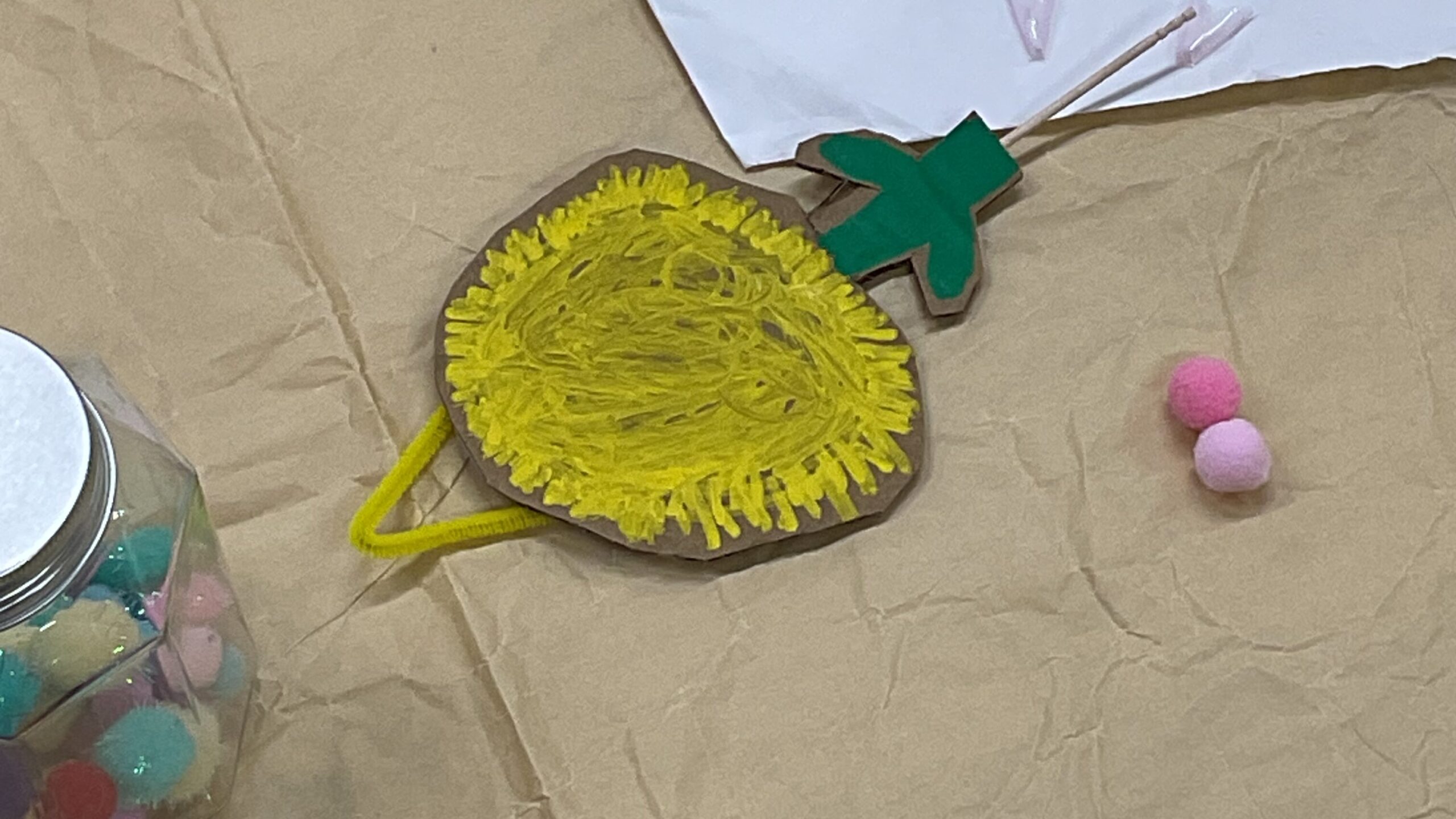 立春の工作で作られた、段ボールとプラカップのたんぽぽの作品