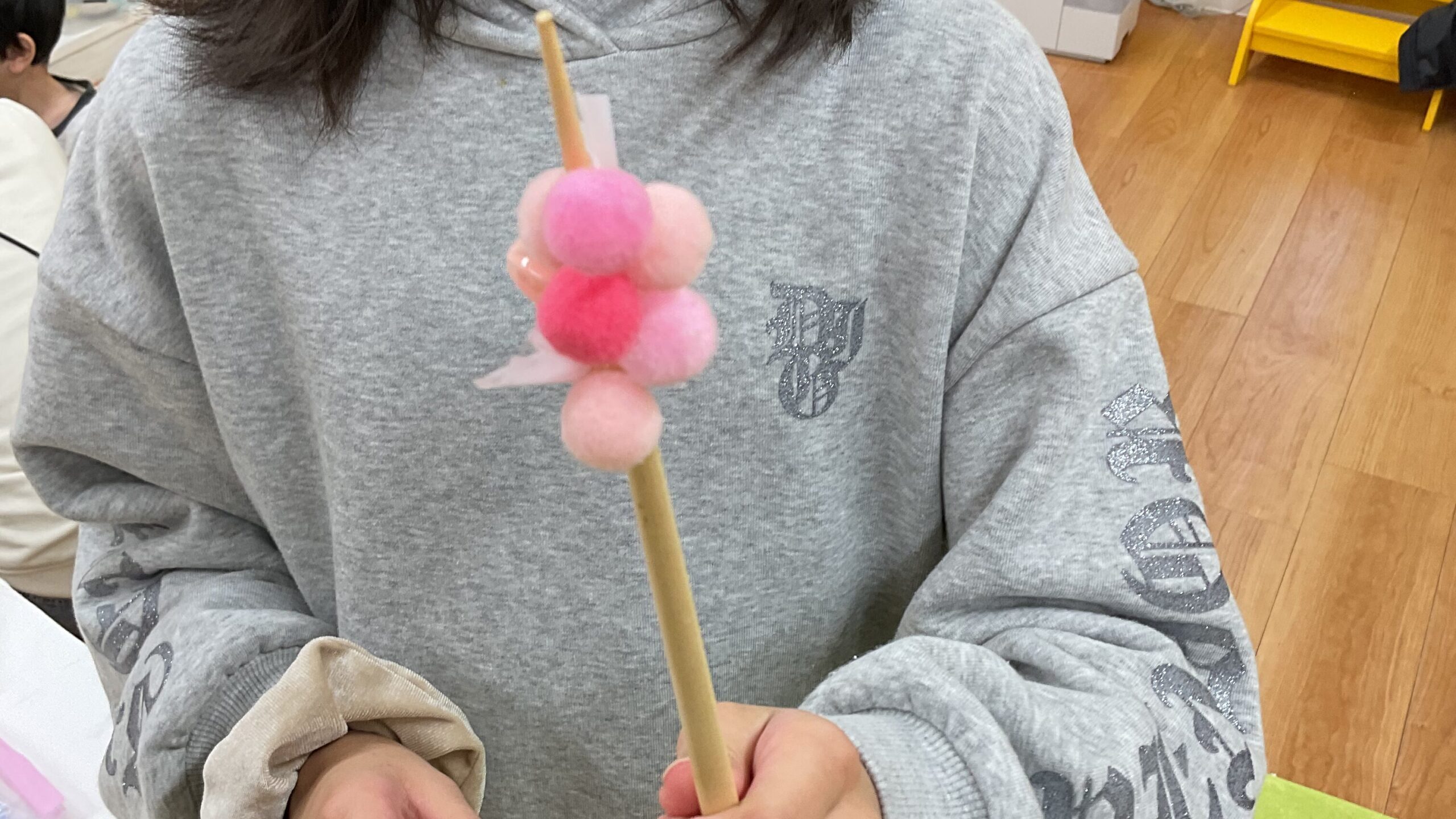 府中市のSTEAM教室Pendemyで、自作の春の工作を手に笑顔を見せる小学生の女の子