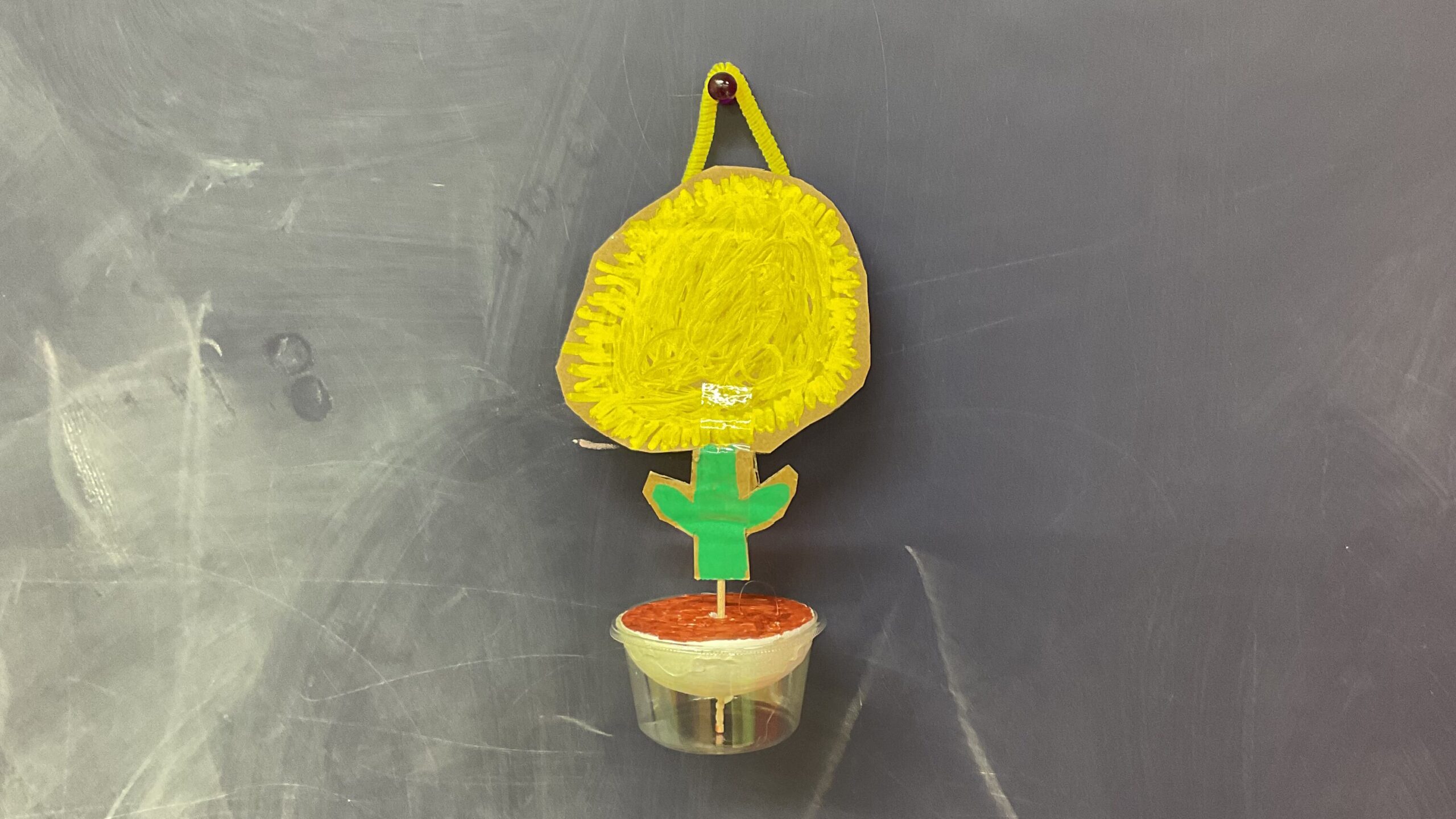立春の工作で作られた、段ボールとプラカップのたんぽぽの作品