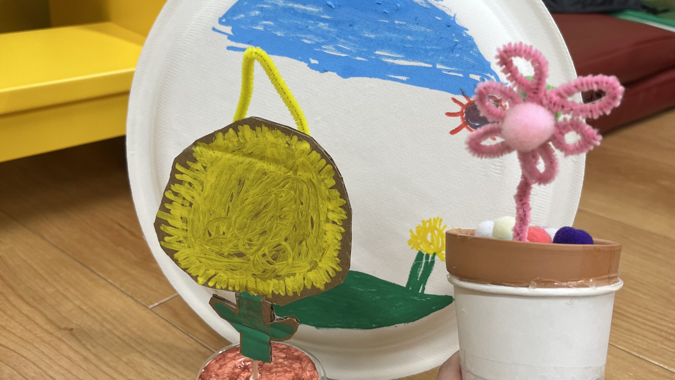 紙コップ、モール、段ボール、紙皿を使って制作された多彩な春の植物たち