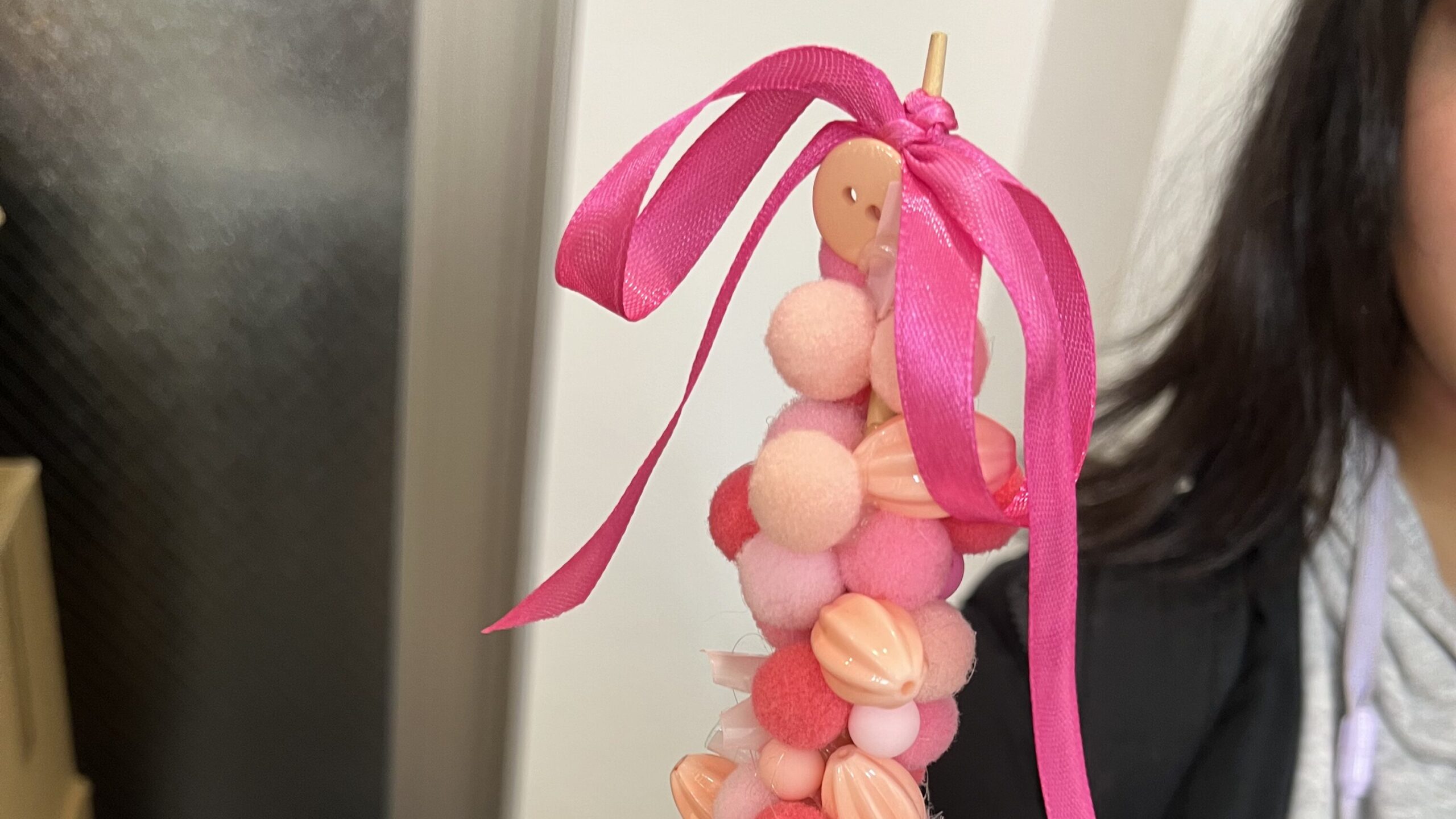 立春イベントで制作された、手触りも楽しめるふわふわしたピンクの春工作