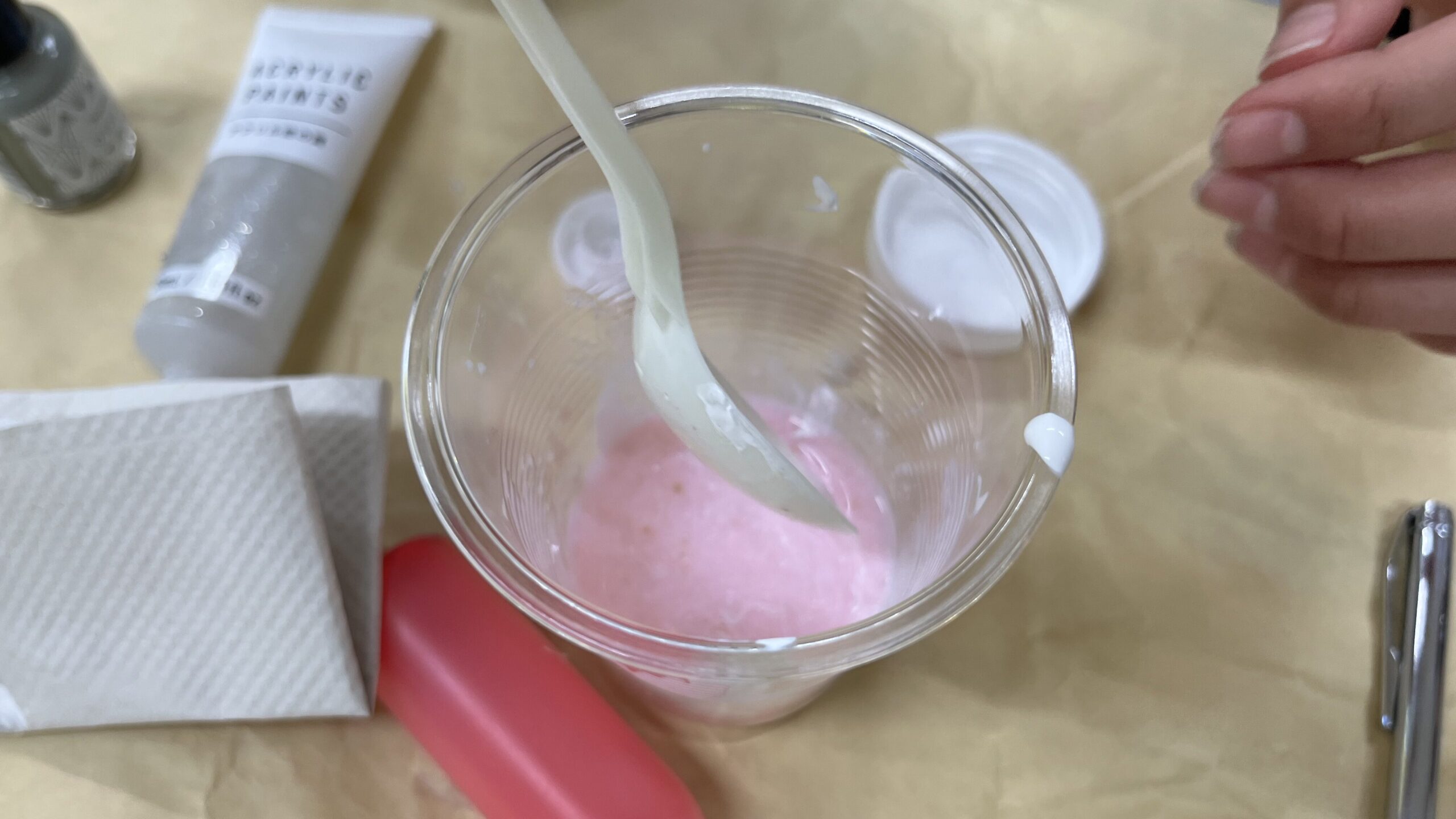 バレンタイン工作でピンク色の材料をカップで混ぜる手元｜小学生向けSTEAM工作教室（府中市）