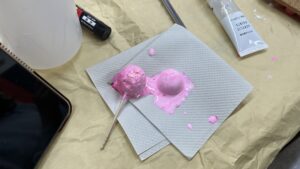 ピンクの“チョコがけ”風にコーティングした丸い作品｜STEAM工作教室の制作工程