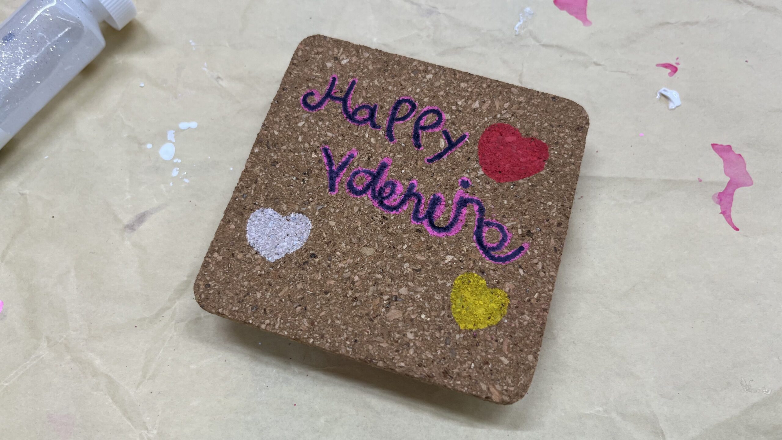 コルク板に「Happy Valentine」とハートを描いた作品｜バレンタインの手作りプレゼント工作