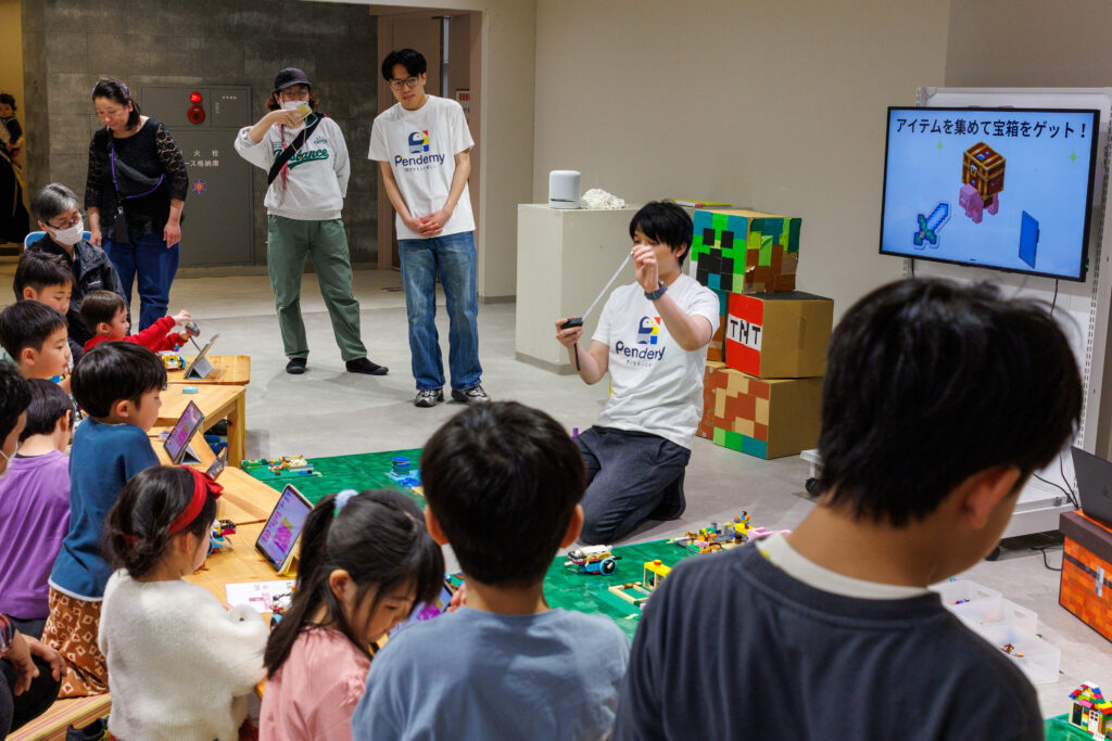 ミッテン府中で開催された、小学生向け「レゴ×マイクラ」プログラミングイベントの会場の様子