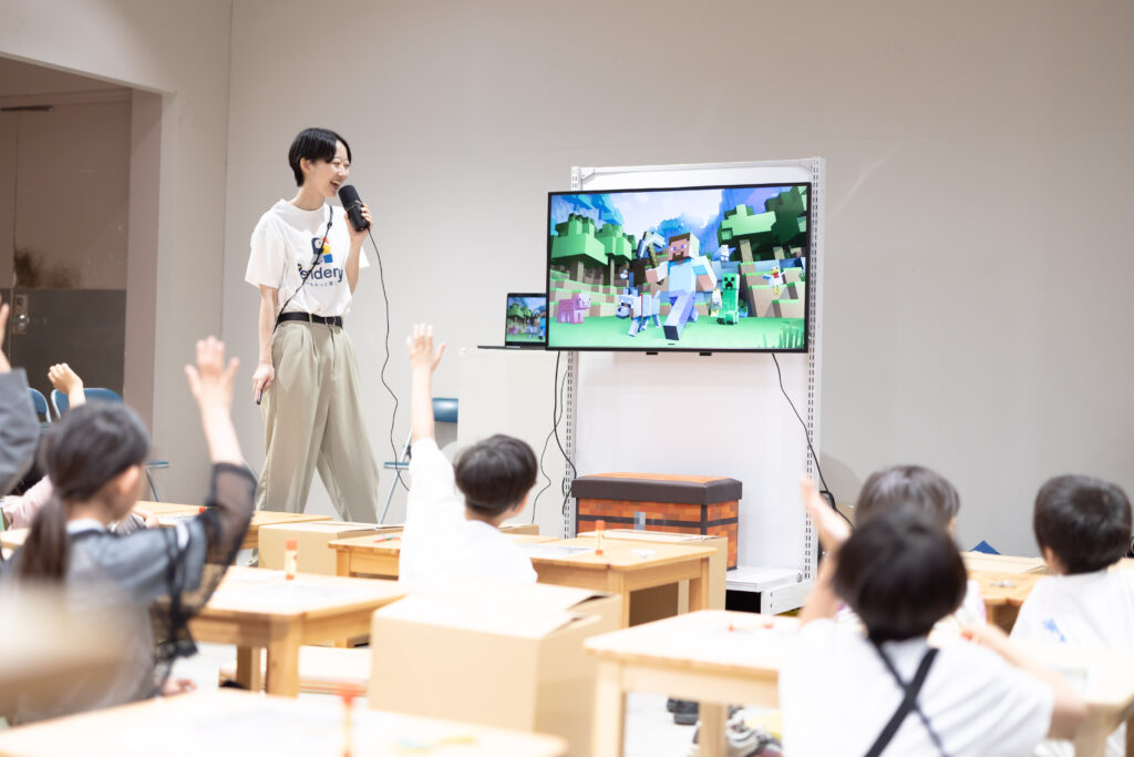 スライドを見ながら元素のミニ講義に真剣に聞き入る小学生たち