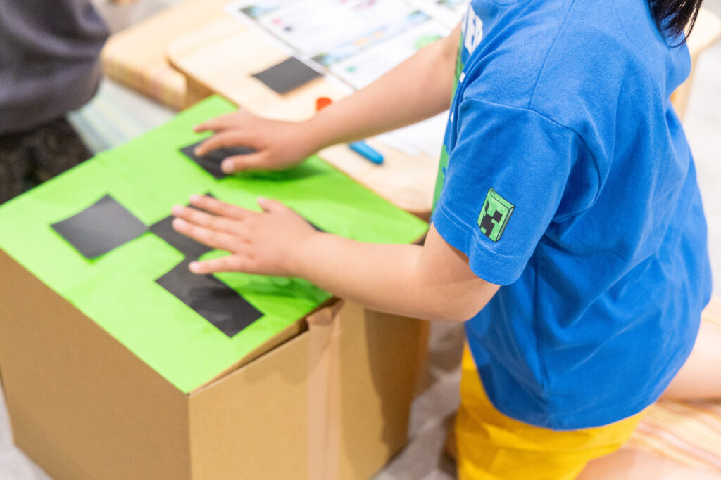 マインクラフトのクリーパーを工作する小学生
