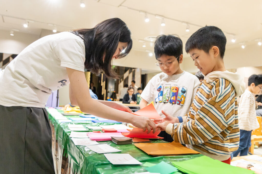 元素を表す折り紙を選ぶ小学生たち