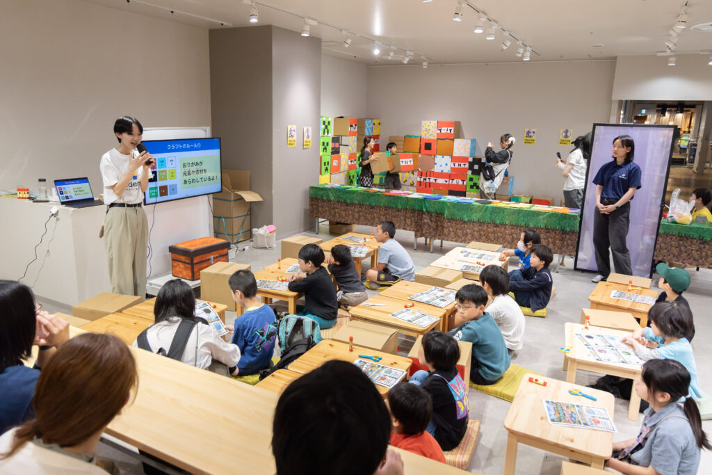 スライドを見ながら元素のミニ講義に真剣に聞き入る小学生たち