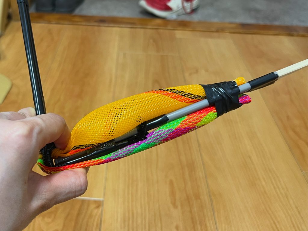 小学生向け実験教室において作成された、ミラクルロケットを用いた上腕の筋肉のしくみを疑似的に学べる模型。
