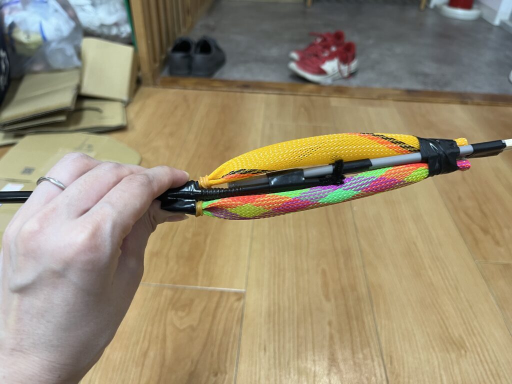 小学生向け実験教室において作成された、ミラクルロケットを用いた上腕の筋肉のしくみを疑似的に学べる模型。