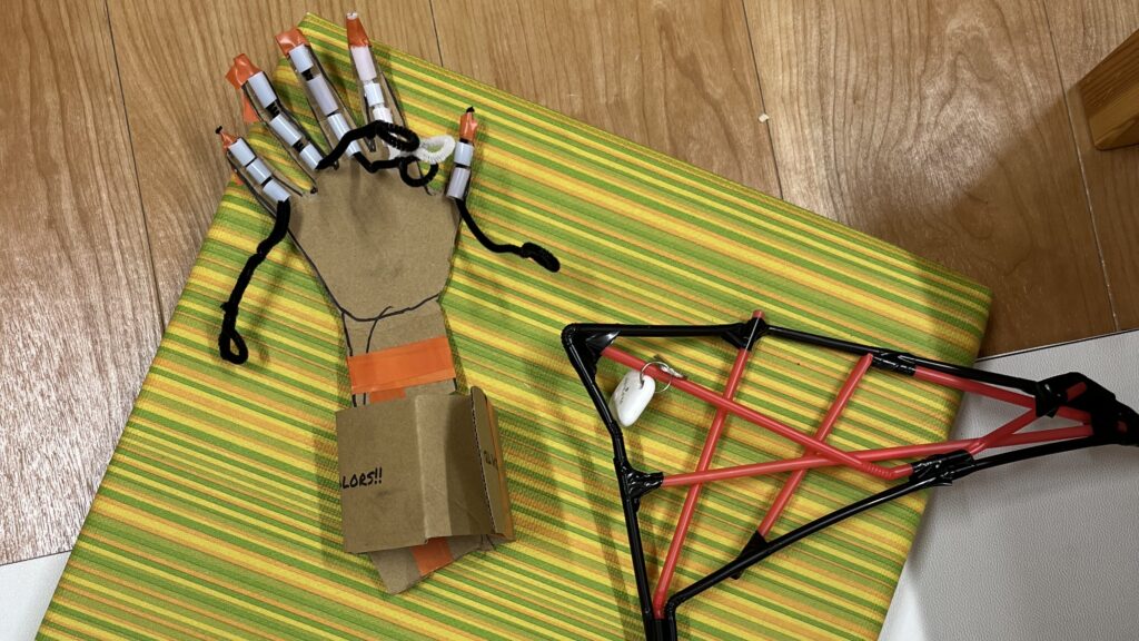 段ボールやモール、紙の筒を組み合わせて指の構造を再現したロボットハンド。小学生が身近な材料で制作した工作作品