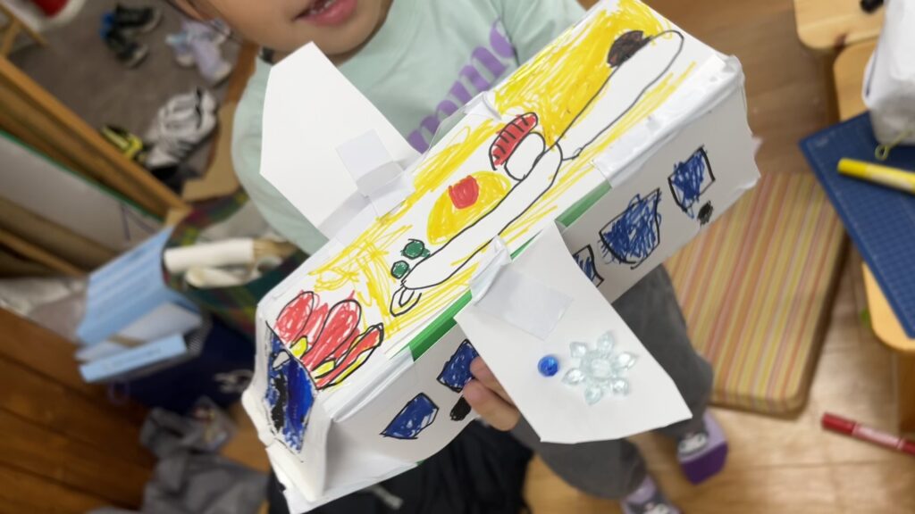 小学生が身近な材料を使って制作したオリジナルの空飛ぶ新幹線工作。カラフルなイラストや装飾を施した作品